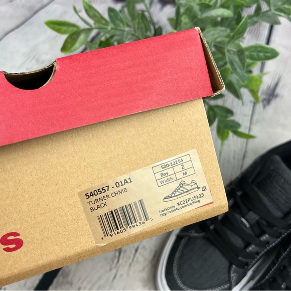 NIB Levi’s Turner Black Chambray Lace-Up Sneakers Sz 2 Youth - Picture 9 of 10